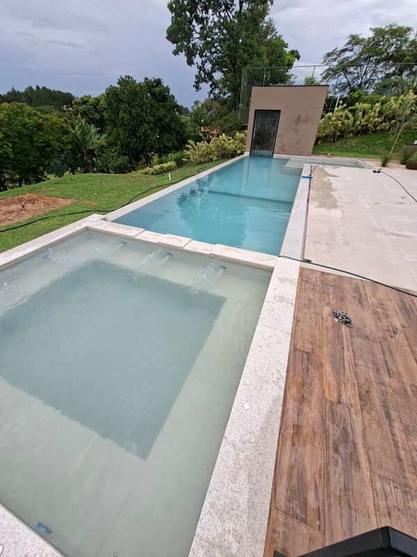 A mesma piscina com a água limpa depois do tratamento