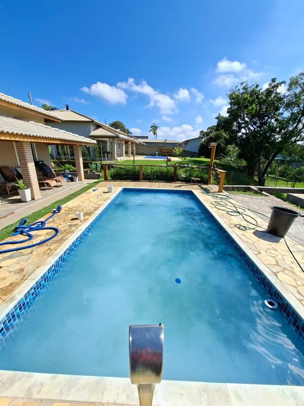 Piscina com água leitosa antes do tratamento