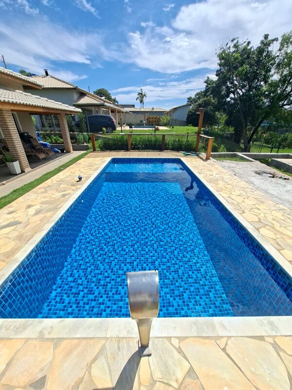 A mesma piscina com a água azul depois do tratamento