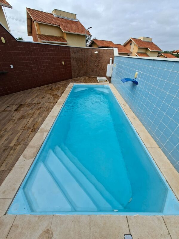 A mesma piscina de fibra aspirada e limpa